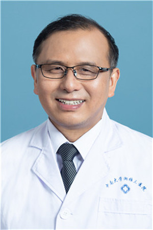 黄利华
